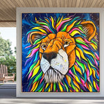 Stort maleri af psykedelisk farverig løve